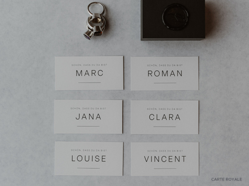 Dezente Tischkarten in Grey Light, die mit ihrer schlichten Eleganz perfekt zur geprägten Menükarte passen und Ihren Hochzeitstisch stilvoll ergänzen.