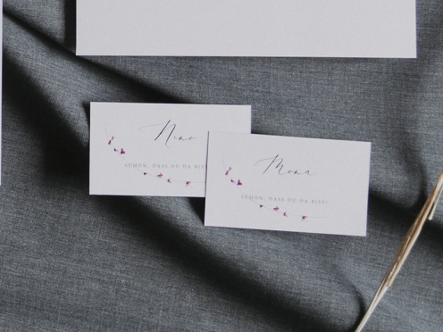 Personalisierte Tischkarten mit filigranem Blütenzweig passend zur Menükarte.