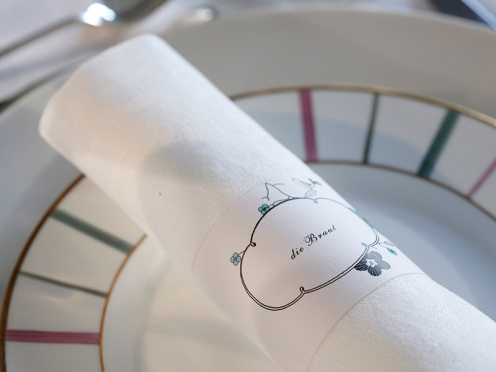Tischkärtchen im Vintage-Design mit kalligrafischer Schrift mit Blumen bedruckt.