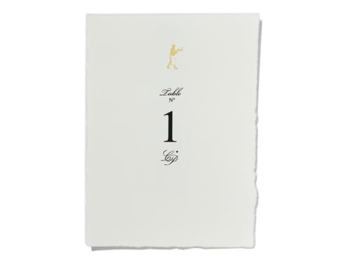 Jede Tischnummer wird auf edlem Büttenpapier gedruckt und liebevoll mit einer goldenen Prägung veredelt – für eine stilvolle Akzentuierung auf Ihrer Festtafel. Personalisierbar ab 5 Karten.