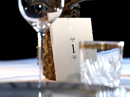 Jede Tischnummer wird auf edlem Büttenpapier gedruckt und liebevoll mit einer goldenen Prägung veredelt – für eine stilvolle Akzentuierung auf Ihrer Festtafel. Personalisierbar ab 5 Karten.