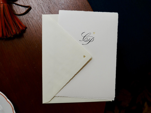 Mit Carte N°1 präsentieren Sie Ihre Einladungskarten in klassischer Kalligrafie, goldener Prägung und traditionellem Design, das unvergessliche Eleganz verspricht.