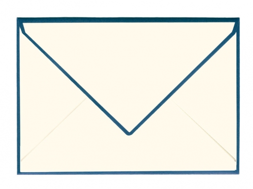 Cremefarbener Briefumschlag im C6 Format mit dunkelblauen Kanten.