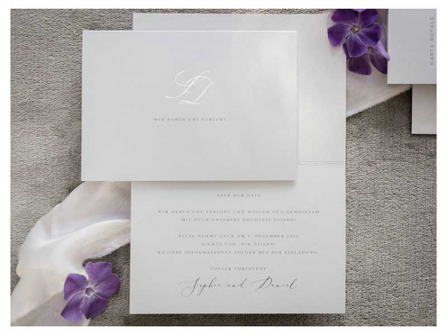 Luxuriöse Verlobungskarten mit goldenem Monogramm auf grauem GMUND-Papier. Goldenes Herz am Umschlag für einen perfekten Look.