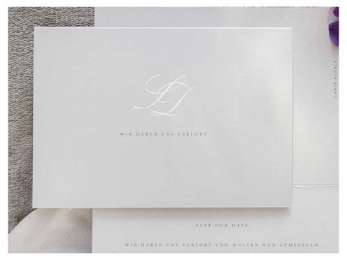 Luxuriöse Verlobungskarten mit goldenem Monogramm auf grauem GMUND-Papier. Goldenes Herz am Umschlag für einen perfekten Look.