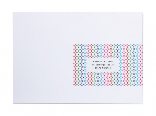 Adressaufkleber fröhlich und bunt gestaltet. So ergänzen Sie Ihre Einladungskarten perfekt und sorgen für ein stimmiges Gesamtbild. Passend zur Happy Three-Serie bringt das farbenfrohe Design Leichtigkeit und Freude auf jedes Kuvert.