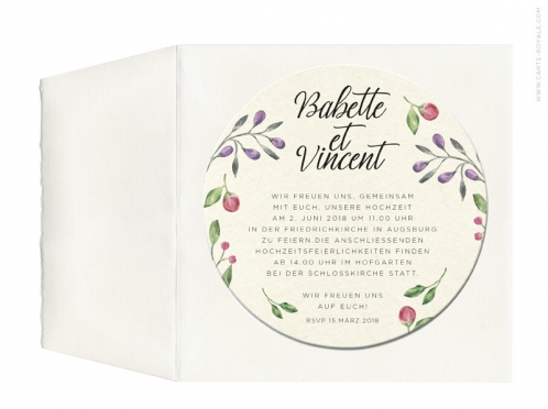 Einladungskarten als Bierdeckel mit gezeichneten Beeren und Blumen.