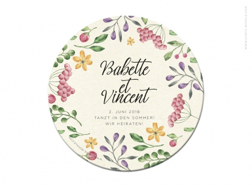 Einladungskarten als Bierdeckel mit gezeichneten Beeren und Blumen.
