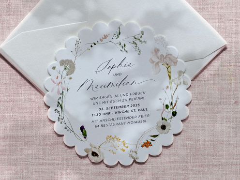 Florale Eleganz auf Feinstpapier – rund & gewellt für besondere Anlässe.