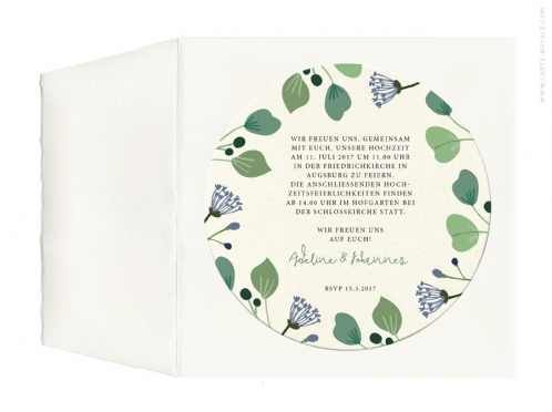 Einladungen als Bierdeckel mit gemalten Blättern und Blumen und Briefumschlag.