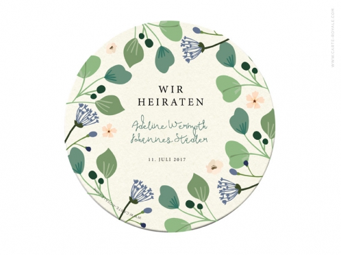 Einladungen als Bierdeckel mit gemalten Blättern und Blumen und Briefumschlag.