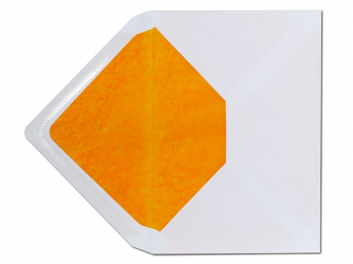 Weißer C6 Briefumschlag mit orangenem Innenfutter.