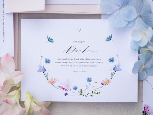 Hochwertige Danksagung auf Feinstpapier mit Reliefprägung, passend zu Einladung und Menükarte – personalisierbar inklusive Briefumschlag.