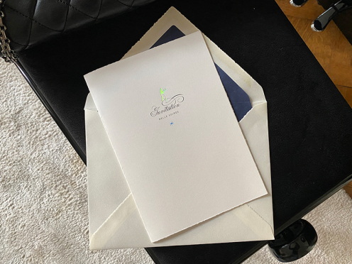 Büttenpapier Einladungskarten in kalligrafischer Schrift und silber geprägtem Diener.