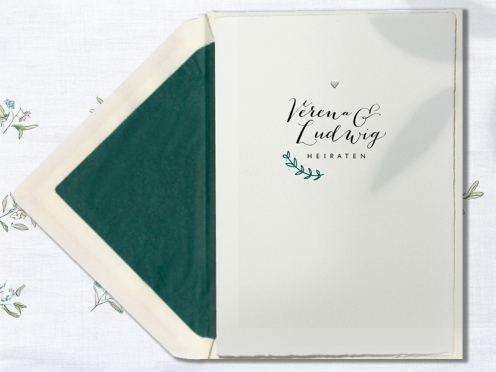 Hochzeitseinladung im mediterranen Stil – bedruckt auf edlem Büttenpapier mit echter Büttenkante und von Hand geprägtem Herz. Perfekt für eine elegante Feier.