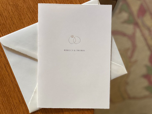 Luxuriöse Hochzeitskarten mit edler Goldprägung der Trauringe – Design trifft auf Eleganz