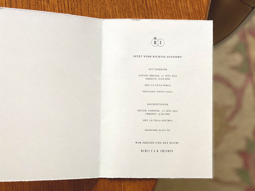 Luxuriöse Hochzeitskarten mit edler Goldprägung der Trauringe – Design trifft auf Eleganz