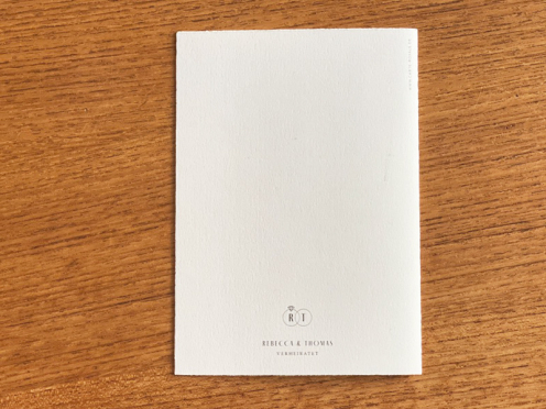 Luxuriöse Hochzeitskarten mit edler Goldprägung der Trauringe – Design trifft auf Eleganz