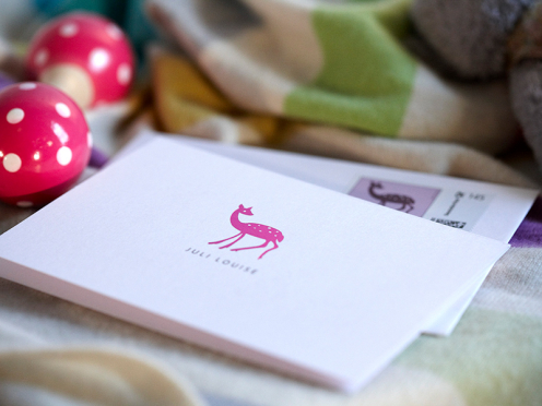 Geburtskarte mit metallic-pinker Prägung und pink gefüttertem Briefumschlag.