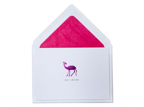 Geburtskarte mit metallic-pinker Prägung und pink gefüttertem Briefumschlag.