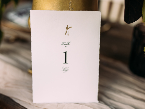 Jede Tischnummer wird auf edlem Büttenpapier gedruckt und liebevoll mit einer goldenen Prägung veredelt – für eine stilvolle Akzentuierung auf Ihrer Festtafel. Personalisierbar ab 5 Karten.