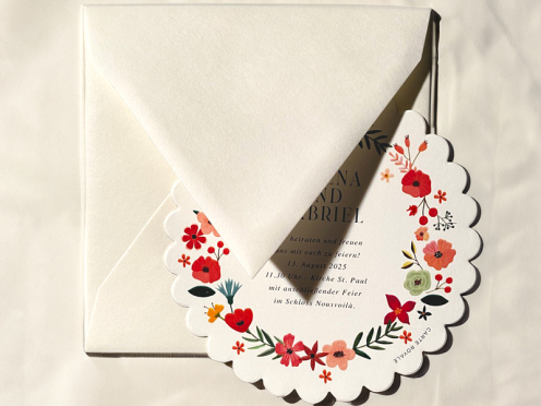 Vintage trifft Moderne – stilvolles Design mit floralem Charme und rund gewellter Form.