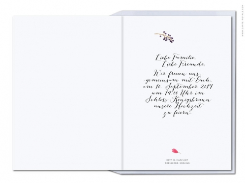 Einladungskarte mit Blumenkranz, Federn und Trauben inkl. Briefumschlag.