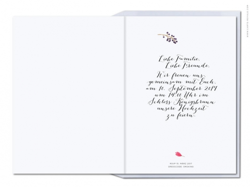 Hochzeitseinladung mit Blumenkranz, Federn und Trauben inkl. Briefumschlag.