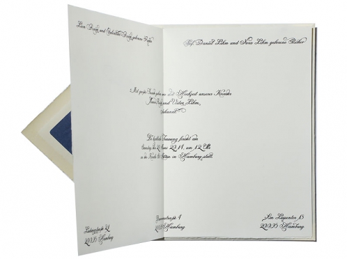 Hochzeitseinladung in kalligrafischer Schrift mit Prägung, Büttenpapier mit Büttenumschlag.