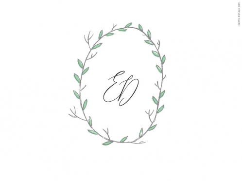 Romantische Hochzeitseinladung mit grünem Kranz und Initialen, gedruckt auf samtigem Feinpapier, inkl. edlem Umschlag mit weißem Seidenfutter.