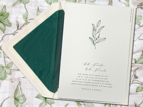 Schlichte, elegante Din A5 Hochzeitskarten mit Blatt-Illustration auf der Karte und Umschlagsspitze, gedruckt auf edlem Büttenpapier mit echten Büttenkanten.