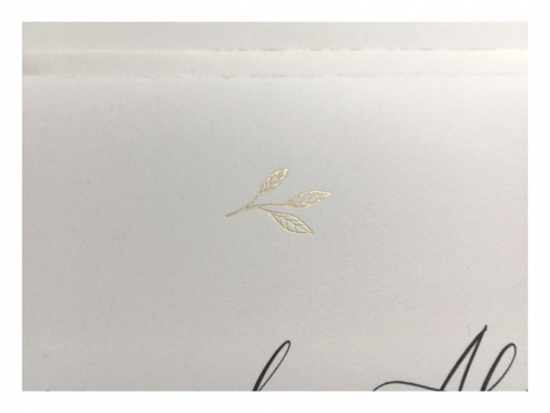 Elegante und schlichte Hochzeitseinladungen mit Gold geprägten Blätter auf hochwertigem Büttenpapier.