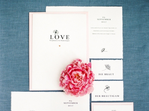 Feiern Sie die Magie der Liebe. Elegante Einladungskarten zur Hochzeit auf handgeschöpftem Büttenpapier, veredelt mit matt-goldenem Herz und personalisiert für Ihren besonderen Tag.