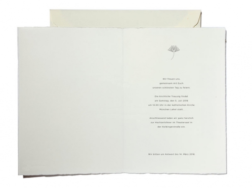 Büttenpapier-Einladungen mit stilvoll geszeichneten Pusteblumen im Jugendstil-Stil und goldenem Herz.