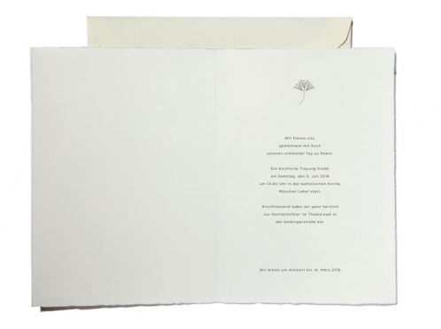 Feiern Sie die Magie der Liebe. Elegante Einladungskarten zur Hochzeit auf handgeschöpftem Büttenpapier, veredelt mit matt-goldenem Herz und personalisiert für Ihren besonderen Tag.