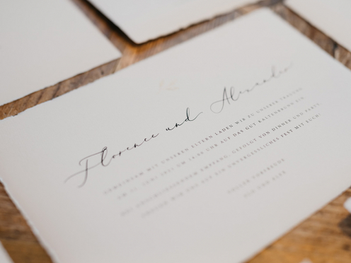 Büttenpapier Hochzeitseinladung mit goldenen Blättern. Inklusive Briefumschlag mit weißem Seidenpapier gefüttert.