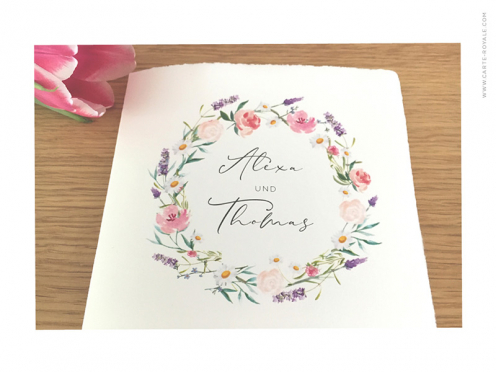 Büttenpapier Einladungskarte mit Blumenkranz aus Lavendel, Rosen und Gänseblümchen. Prägung 