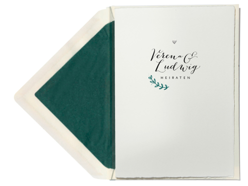 Hochzeitseinladung im mediterranen Stil – bedruckt auf edlem Büttenpapier mit echter Büttenkante und von Hand geprägtem Herz. Perfekt für eine elegante Feier.
