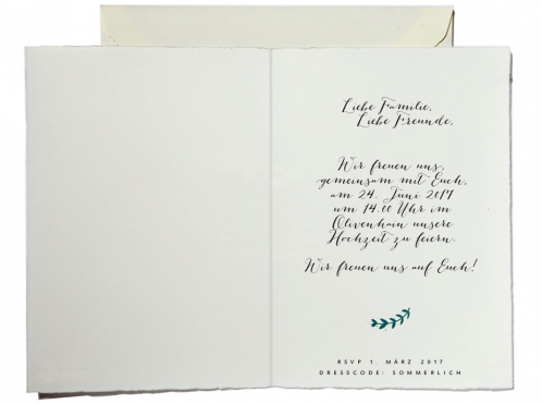 Hochzeitseinladung im mediterranen Stil – bedruckt auf edlem Büttenpapier mit echter Büttenkante und von Hand geprägtem Herz. Perfekt für eine elegante Feier.