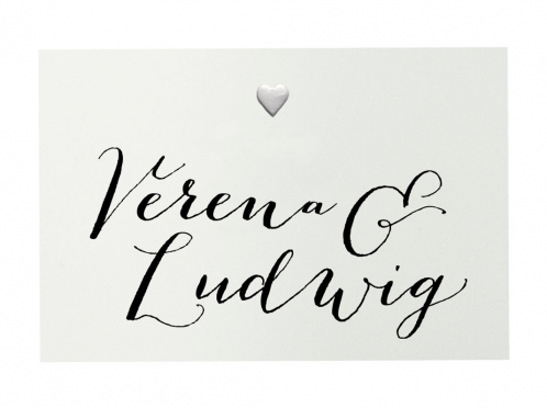 Hochzeitseinladung im mediterranen Stil – bedruckt auf edlem Büttenpapier mit echter Büttenkante und von Hand geprägtem Herz. Perfekt für eine elegante Feier.