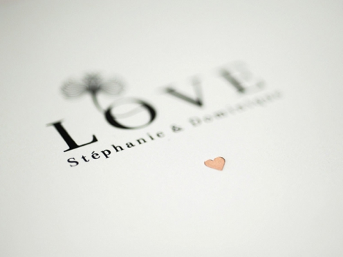 Feiern Sie die Magie der Liebe. Elegante Einladungskarten zur Hochzeit auf handgeschöpftem Büttenpapier, veredelt mit matt-goldenem Herz und personalisiert für Ihren besonderen Tag.