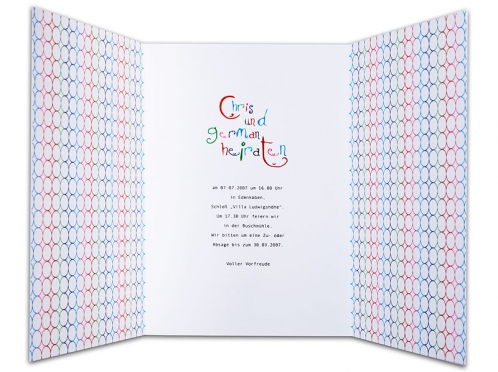 Die minimalistische Einladungskarte zeigt ein stilisiertes, schwarz-weiß illustriertes Brautpaar mit einem frechen Kind, kombiniert mit dem Wort „Einladung“ in spielerisch bunten Buchstaben. Ideal für Hochzeit und Taufe in Einem.