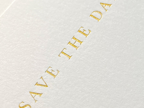 Stilvolle Save-the-Date Karte mit edler Prägung in matt Gold gedruckt auf edlem Papier. Ein Hauch von Luxus.
