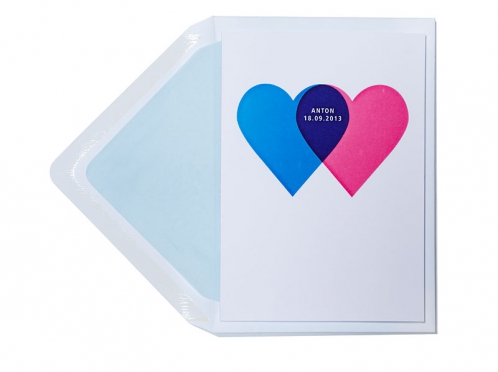 Geburtskarte mit 2 Herzen in blau und pink inkl. Briefumschlag mit hellblauem Futter.
