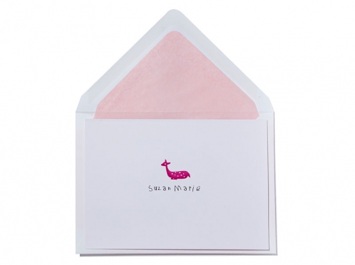 Geburtskarte mit liegendem Rehkitz und rosa gefüttertem Briefumschlag.