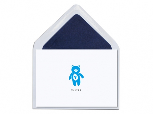 Geburtskarte mit blauem Teddybär und dunkelblau gefüttertem Briefumschlag.