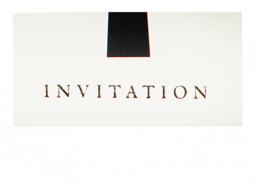 Einladungskarte mit goldener Prägung inkl. Briefumschlag mit roten Kanten.
