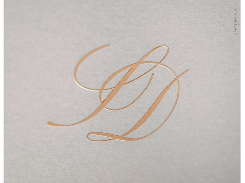 Die elegante Hochzeitsmenükarte besticht mit goldgeprägten Initialen, gedruckt auf edlem grauen GMUND-Papier. Diese Kombination aus kühler Eleganz und warmem Gold verleiht Ihrer Hochzeit eine zeitlose Note.