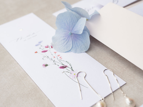 weißes-feinstpapier-florale-akzente-silberherz-menükarte-champagne