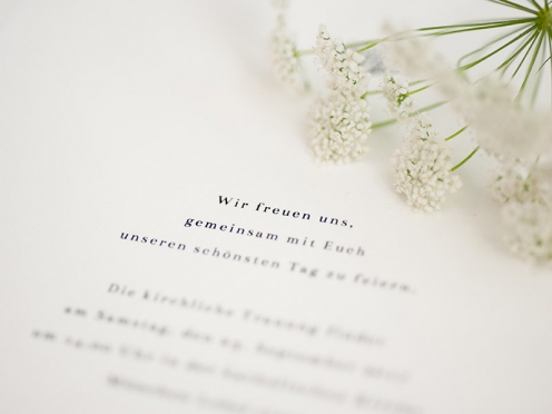 Büttenpapier-Einladungen mit stilvoll geszeichneten Pusteblumen im Jugendstil-Stil und goldenem Herz.